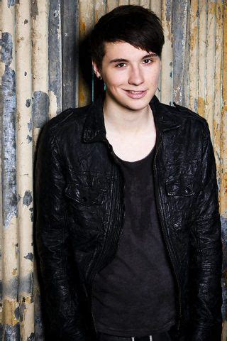 Dan Howell Height, Weight, Shoe Size .